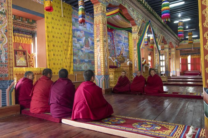 Mönche im Tango-Kloster (Tago Dorden Tashi Thang), 14 km von Thimphu © Diamir