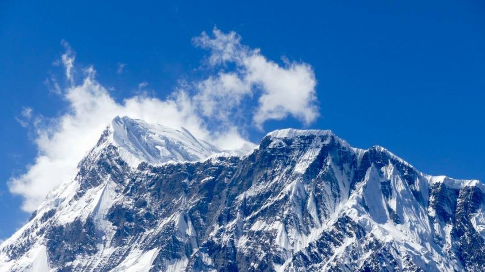 Annapurna-Massiv vor tiefblauem Himmel