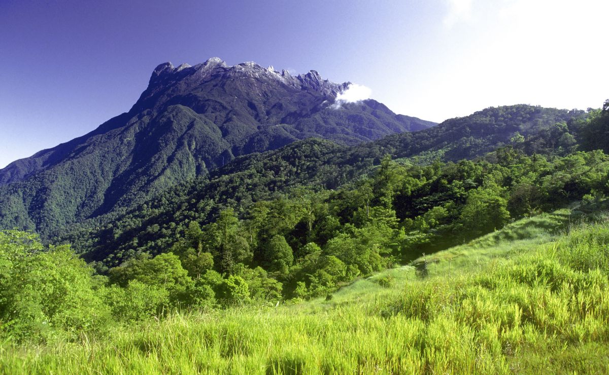 Blick auf den Mount Kinabalu, den höchsten Berg Malaysias (4095 m)