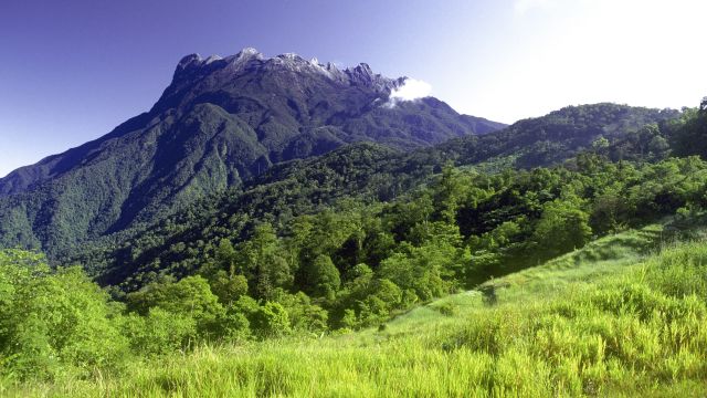 Blick auf den Mount Kinabalu, den höchsten Berg Malaysias (4095 m)