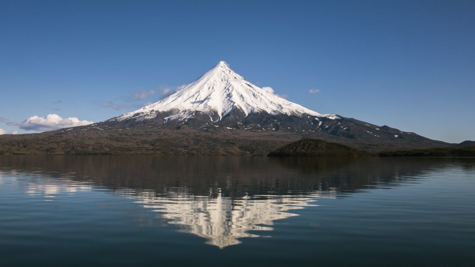 Einzigartiger Vulkan Kronotsky vom gleichnamigen See