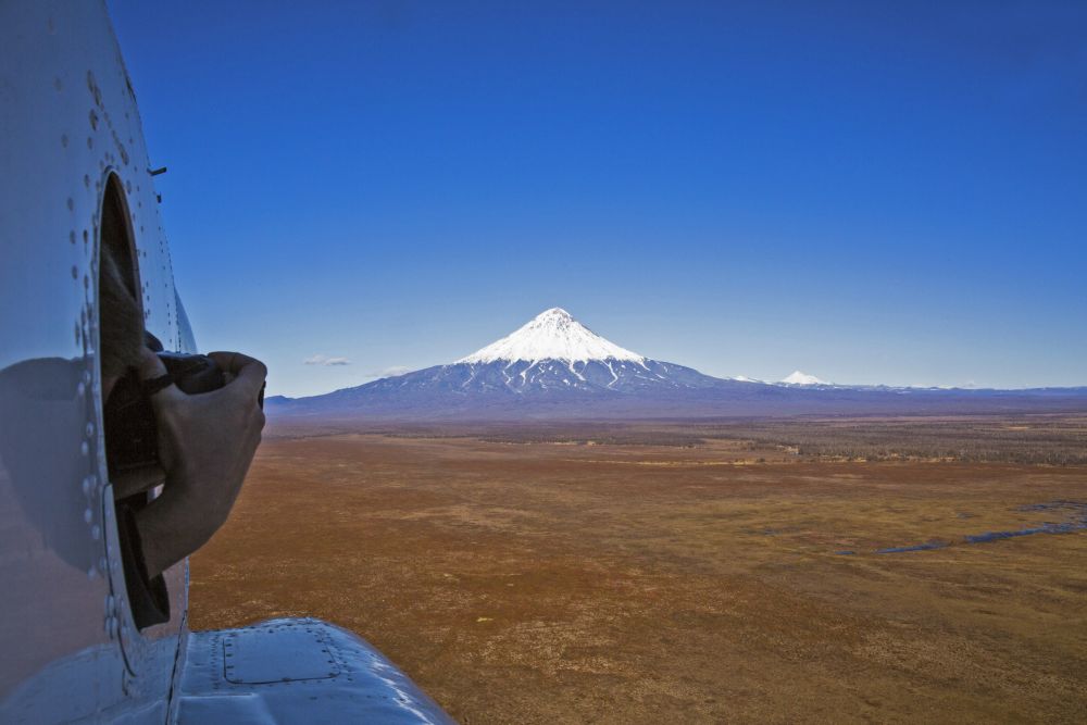 Blick zum Hubschrauber zur Pyramide des Kronotsky