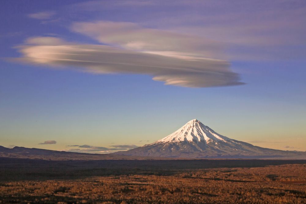 Vulkan Kronotsky mit Ufo-Wolke