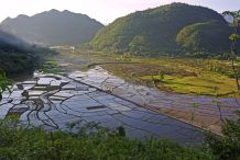 Blick auf die fruchbaren Felder in der Abendsonne bei Mai Chau