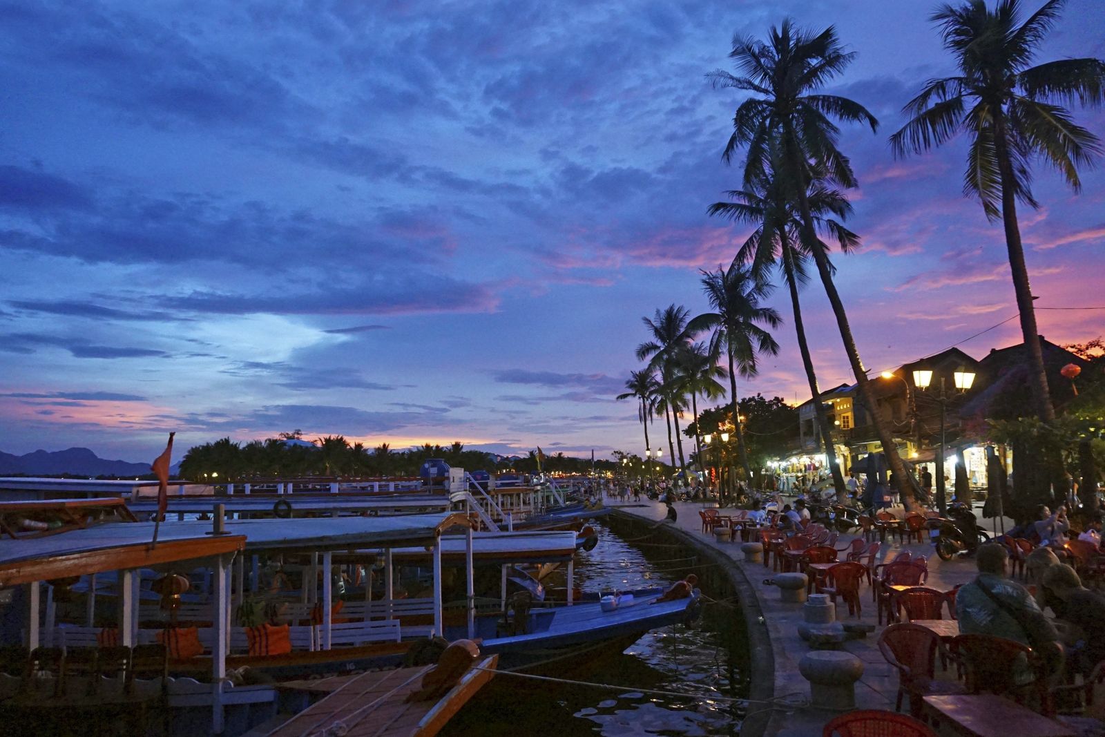 Die kleine Stadt Hoi An in Zentralvietnam strahlt zum Sonnenuntergang eine magische Stimmung aus.
