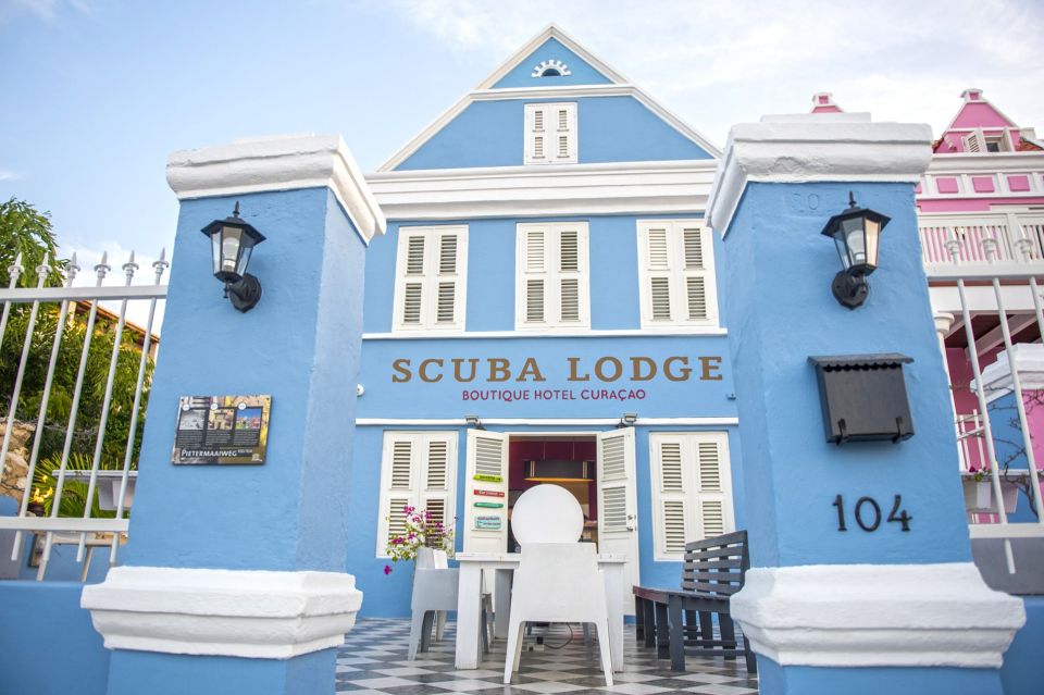 Eingang der Scuba Lodge