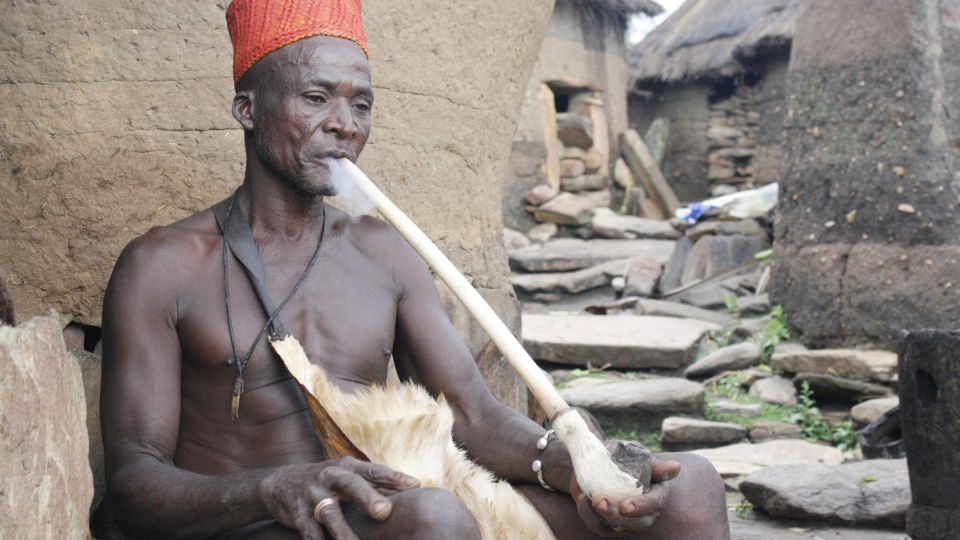 Priester und Orakel des Königs der Yom in Taneka. Auch im Norden Benins ist der Voodooglaube zu finden. Jedes Dorf vollführt hierbei unterschiedliche Riten – ein einheitliches Voodoobild gibt es nicht.