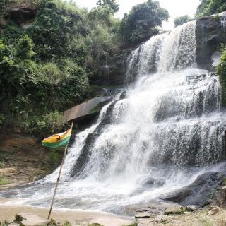 Kintampo Wasserfal in Ghana – hier fließt und stürzt der Pumpu in drei Stufen in Richtung Voltafluss.