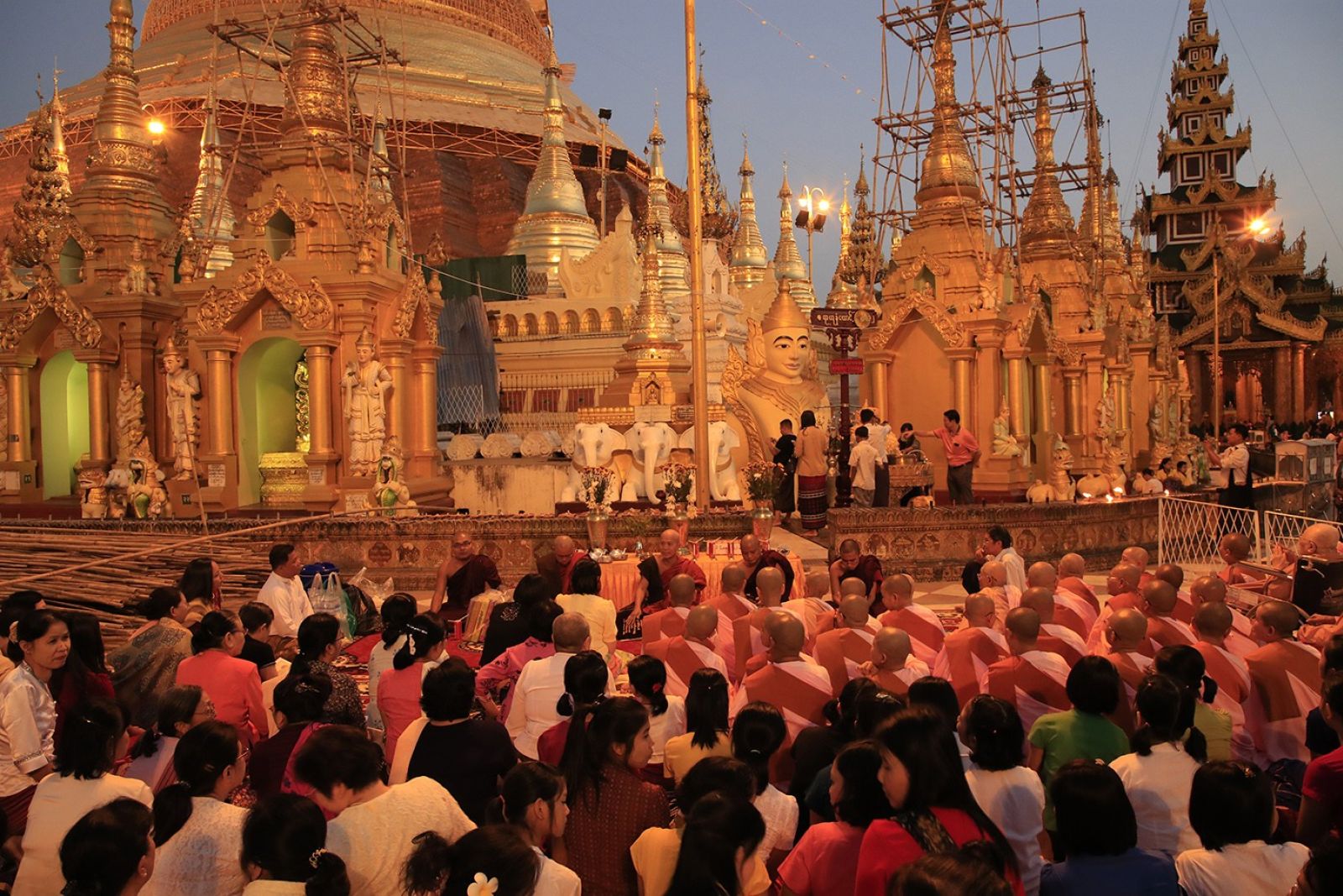 Shwedagon-Pagode: Zeremonie mit Mönchen und Nonnen