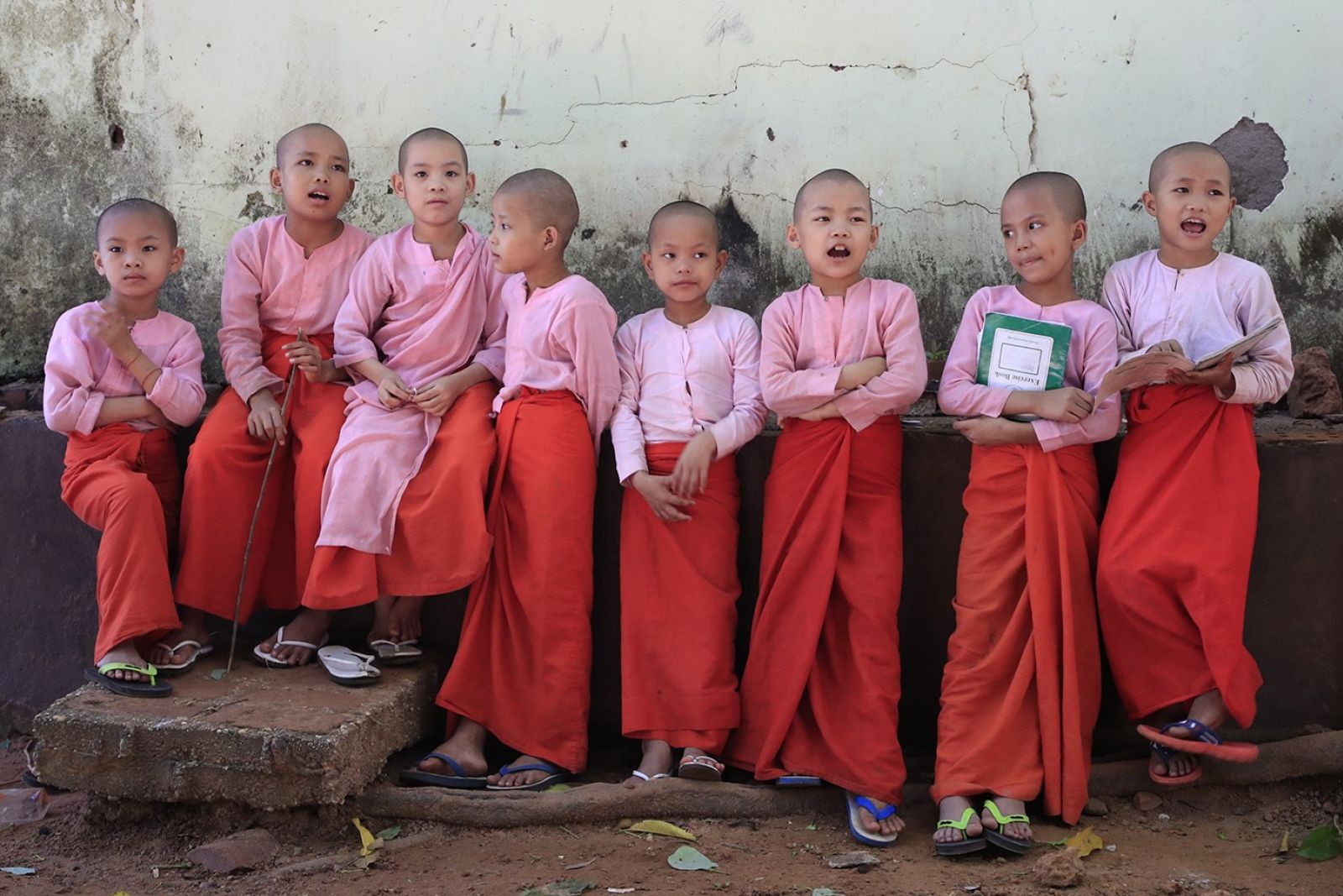 Gruppe von Nonnen im Kloster Naga bei Yangon