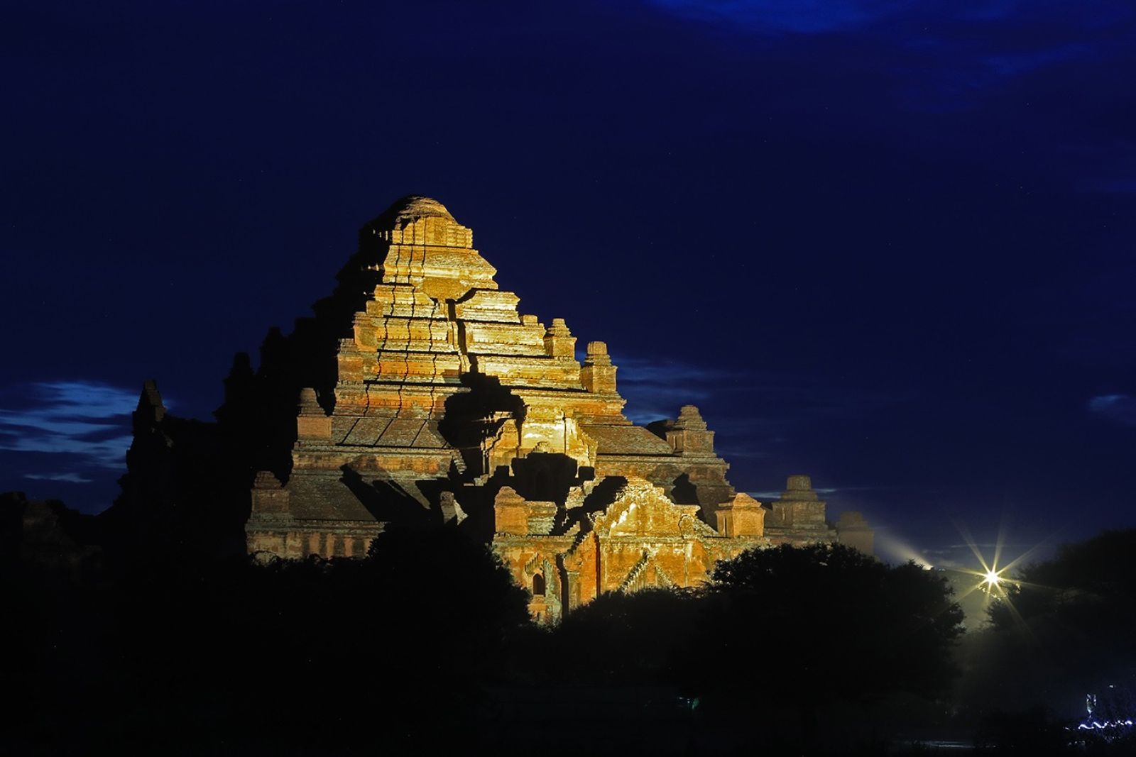 Bagan: Pagode in der blauen Stunde