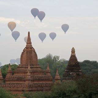 Ballons über Bagan