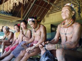 Mentawai im Gemeinschaftshaus