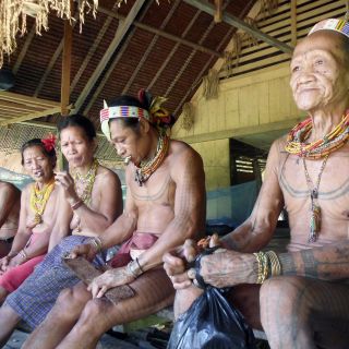 Mentawai im Gemeinschaftshaus