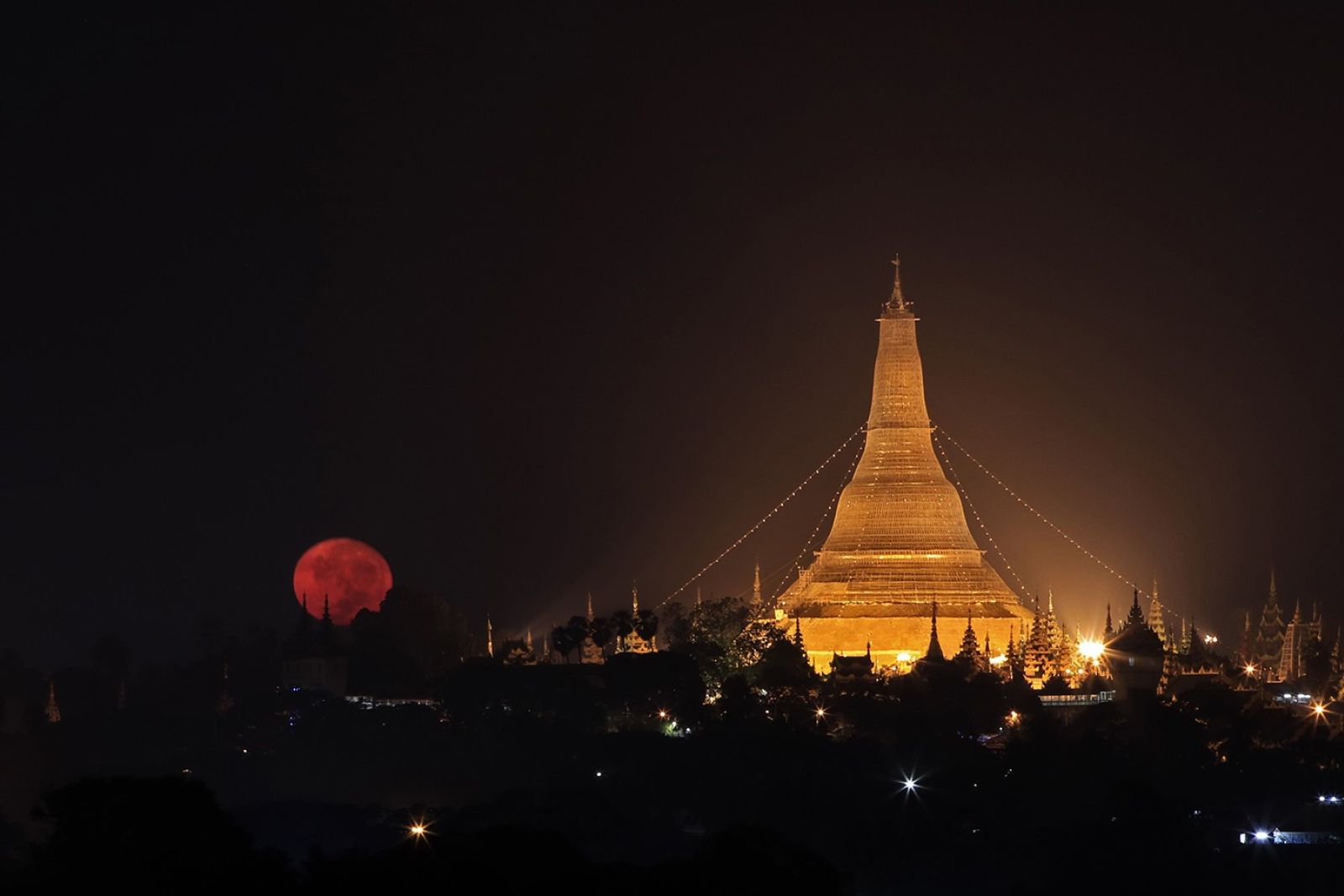 Monduntergang über der Shwedagon-Pagode