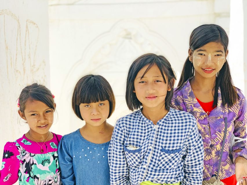 Kinder beim Besuch der Hsinbyume-Pagode in Mingun