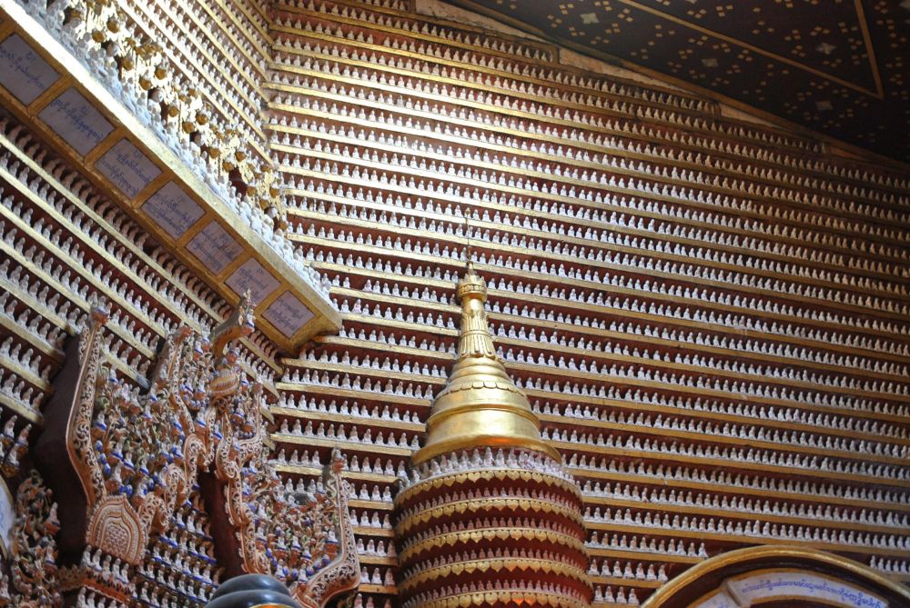 Über und über mit Buddha-Figuren bedeckte Wände