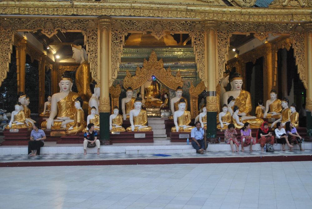 In der Shwedagon in Yangon