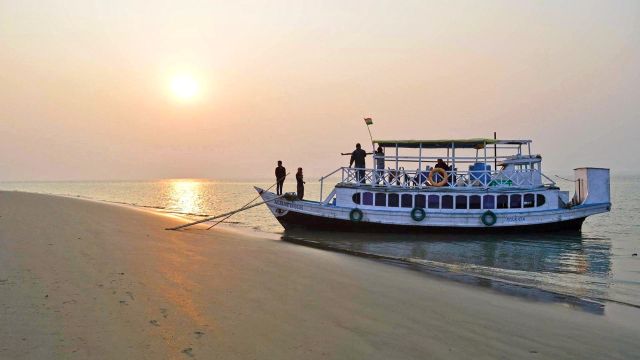 Sundarbans - Boot am Strand