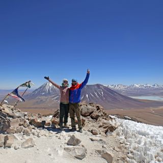 Auf dem Gipfel des Cerro Toco (5604 m) genießt man einen herrlichen Ausblick auf den Vulkan Licancabur und die Laguna Verde in Bolivien