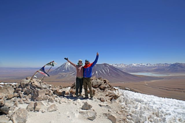Auf dem Gipfel des Cerro Toco (5604 m) genießt man einen herrlichen Ausblick auf den Vulkan Licancabur und die Laguna Verde in Bolivien