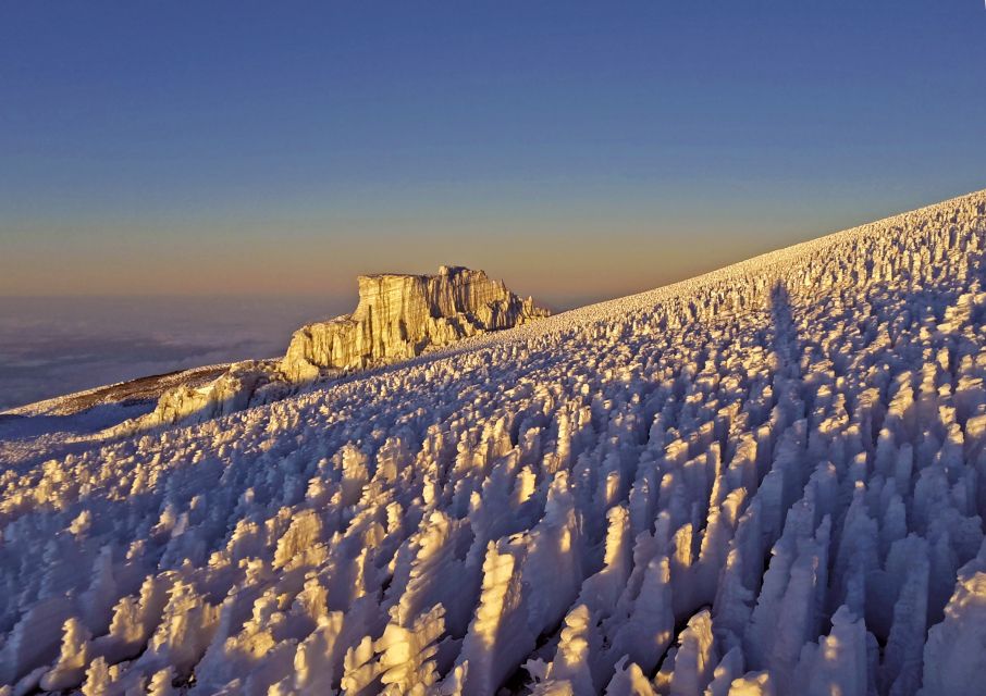 Bizarre Eisformationen auf dem letzten Stück zum Gipfel