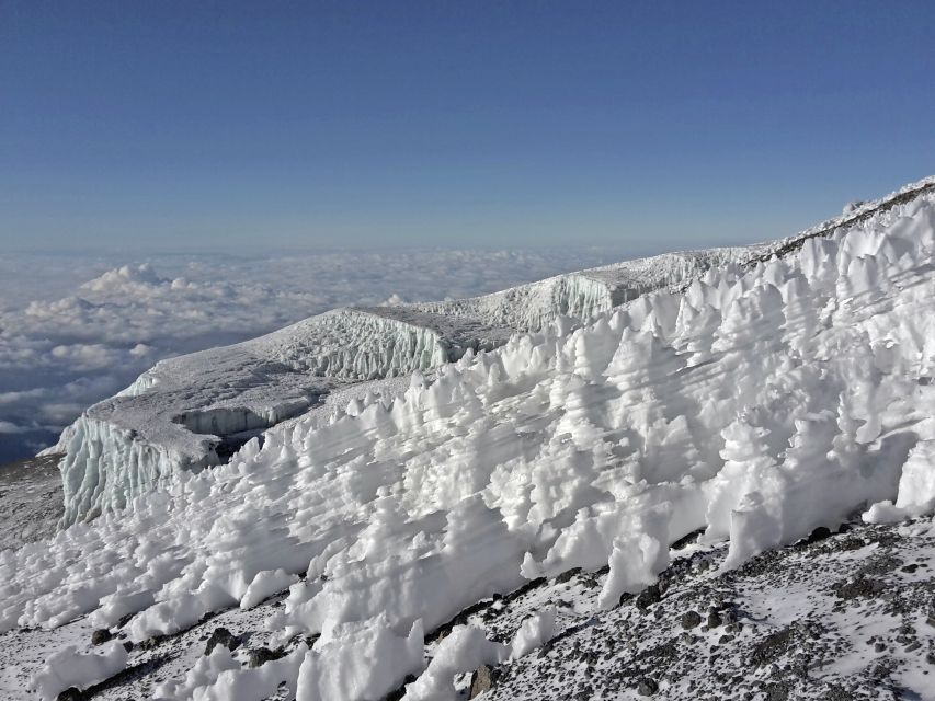 Bizarre Eisformationen auf dem letzten Stück zum Gipfel