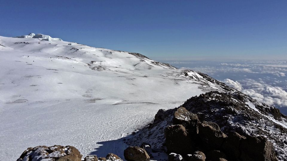 Blick vom Gilmans Point auf die Eisfelder am Krater