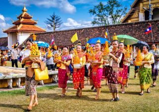 That Luang Festival – Prozession mit Votivgaben