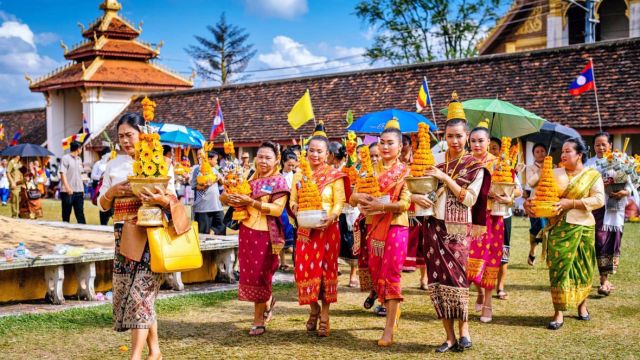 That Luang Festival - Prozession mit Votivgaben