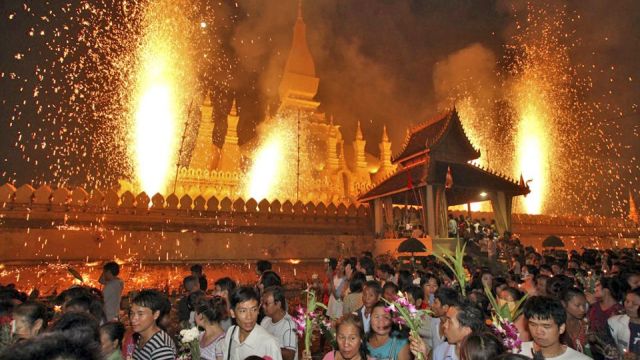 Feuerwerk zum That Luang Festival