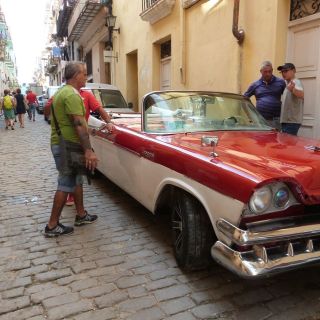 Wieder und Wieder trifft man auf Oldtimer in den Straßenzügen Havannas