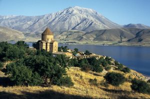 Armenische Kirche Akdamar auf einer Insel im Vansee