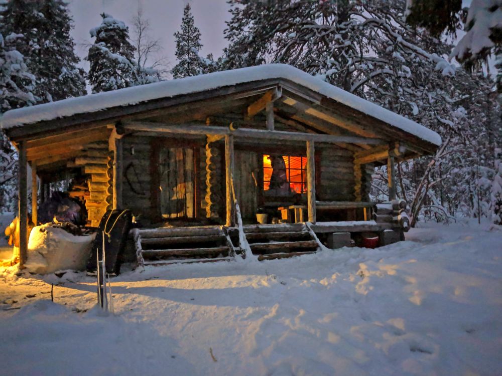 Urige finnische Wanderhütte
