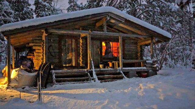 Urige finnische Wanderhütte