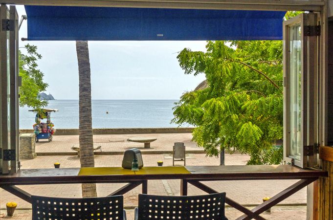 Restaurant mit Blick auf die Bucht von Taganga – Hotel Ballena Azul © Diamir