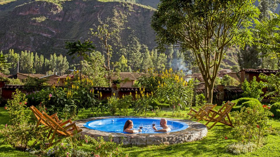 Entspannung im Pool in wundervoller Umgebung in der Lamay Lodge