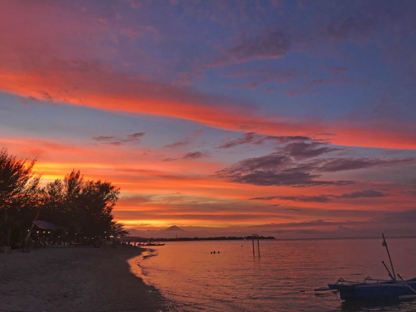 Sonnenuntergang auf Gili Air mit Blick auf Bali und den Vulkan Agung