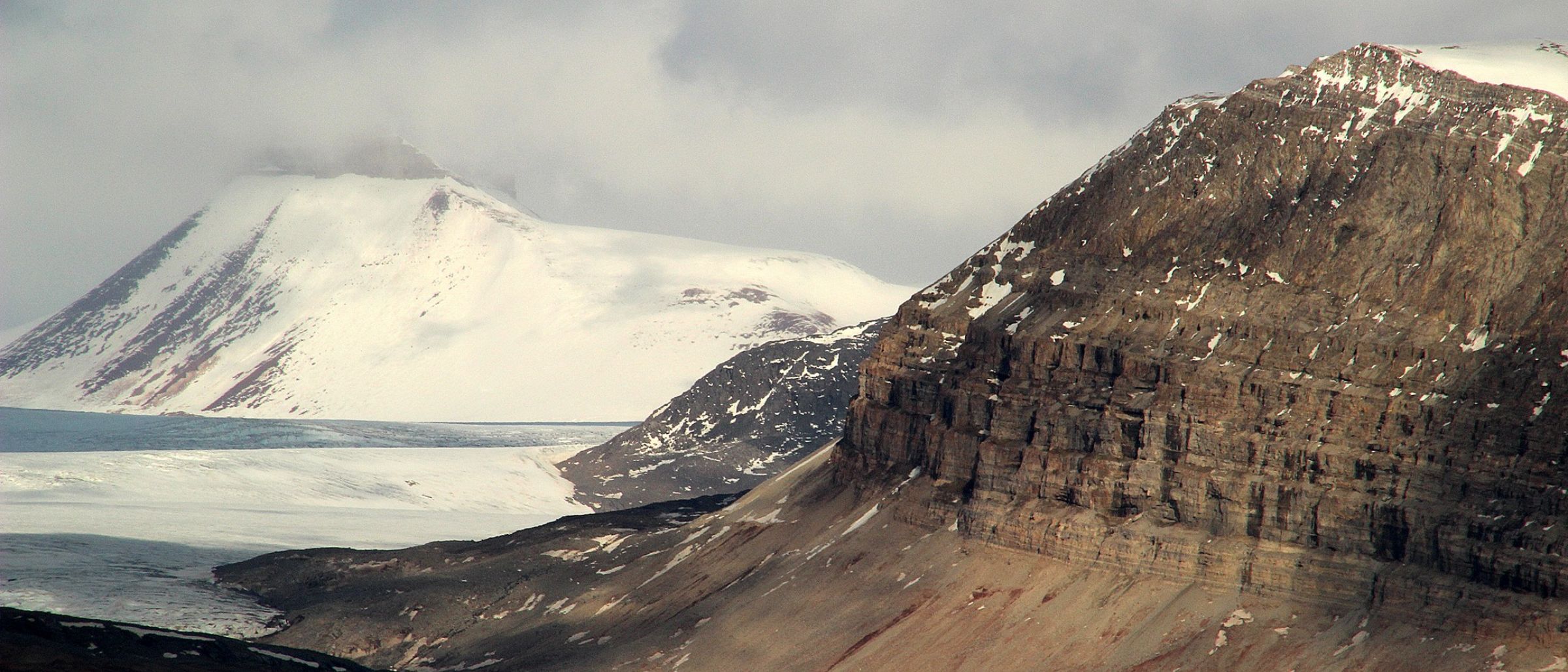 Gewaltige Gletscher und schroffe Berge prägen Spitzbergen