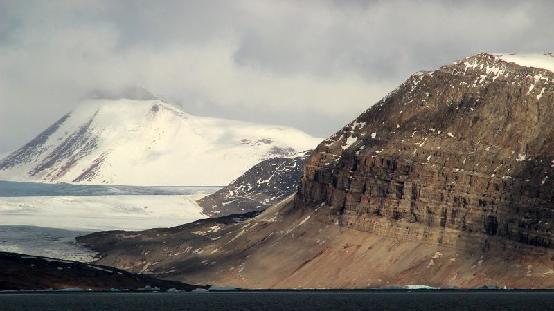 Gewaltige Gletscher und schroffe Berge prägen Spitzbergen