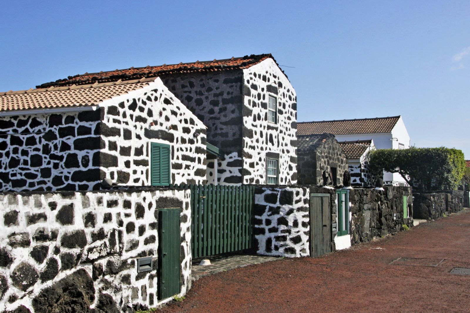 Typische Pico-Häuser aus Vulkanstein