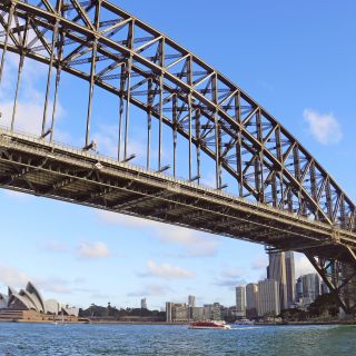 Blick durch die Harbour Bridge auf das Opernhaus in Sydney