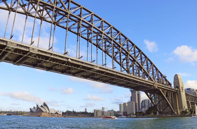 Blick durch die Harbour Bridge auf das Opernhaus in Sydney © Diamir