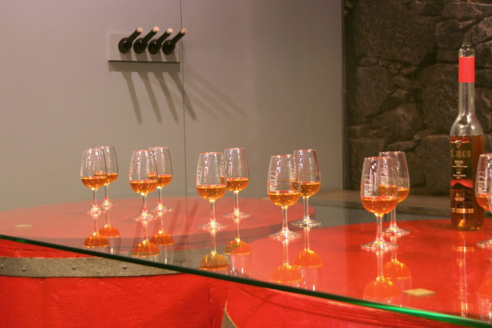 Gehört zu jeder Azorenreise: Verkostung von Pico-Wein