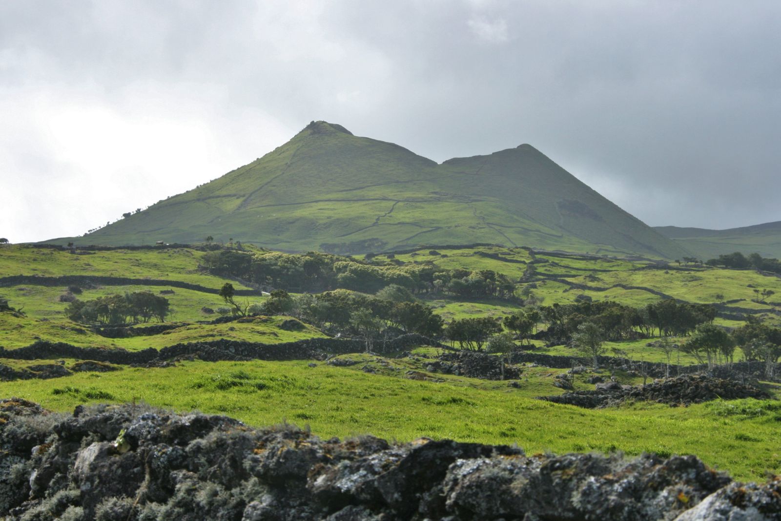 Einer der vielen Vulkankrater auf Pico