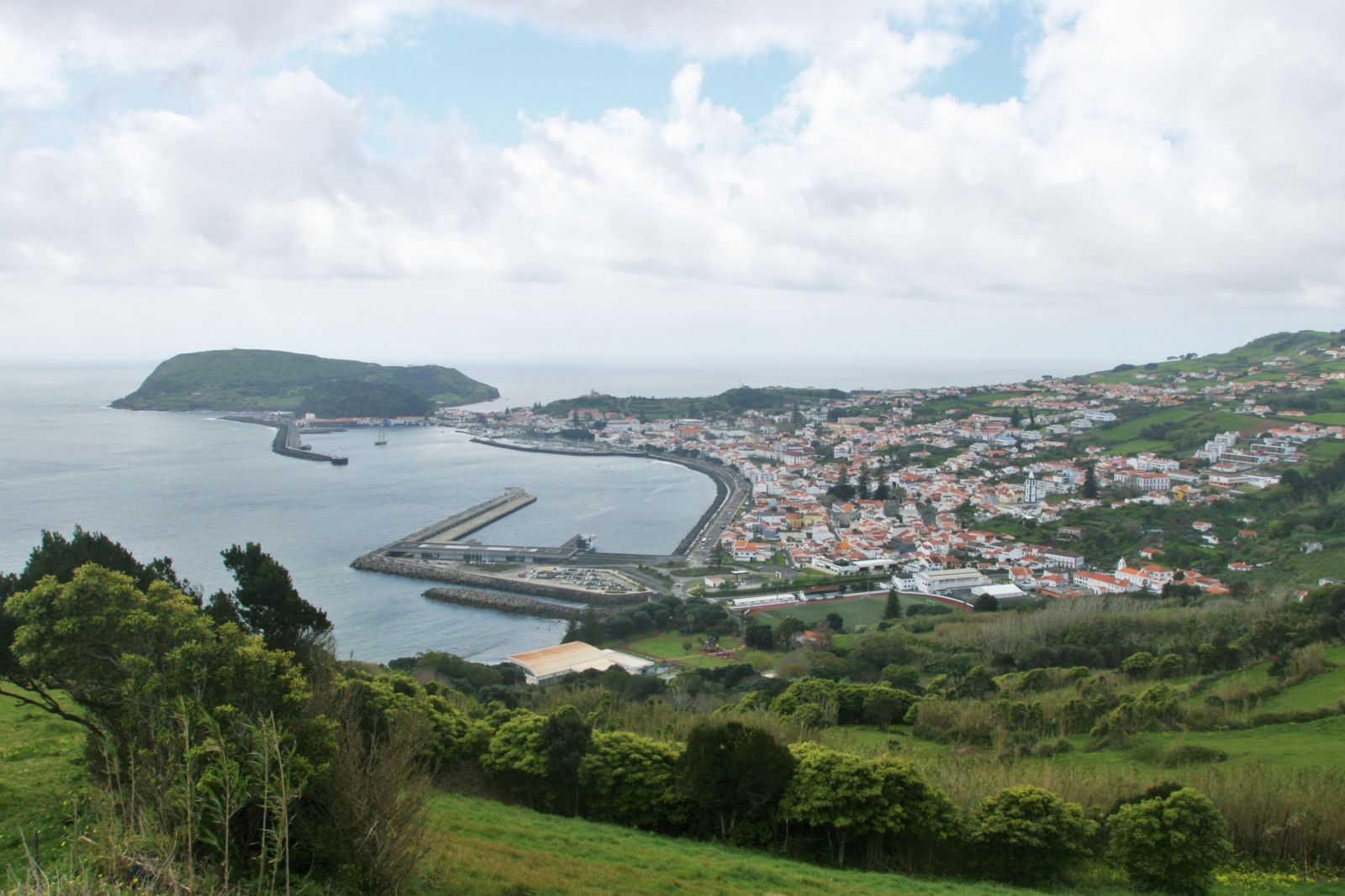 Blick auf den berühmten Segelhafen in Horta, Faial