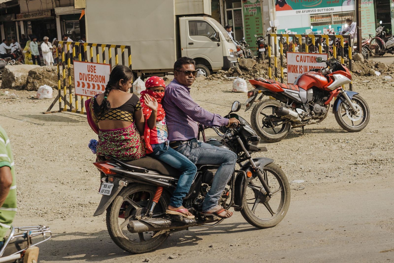 Familie im indischen Verkehr