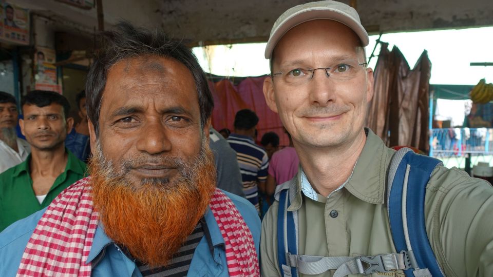 Mann mit Henna-gefärbtem Bart