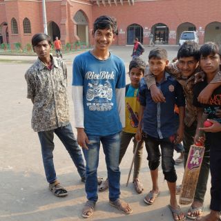 Jungs vor dem englischen Kolonialstil-Bahnhof Chittagong
