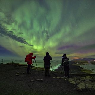 Die Fotogruppe unter Nordlicht am Kap Dyrholaey